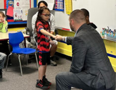 David costuma assistir a série ao lado do pai e contou à emissora Fox News que tinha aprendido a manobra de Heimlich assistindo a um dos episódios. Foto: Divulgação