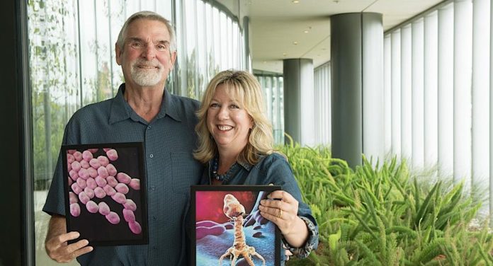 Tom e Steffanie, a mulher que encontrou tratamento alternativo contra superbactéria e salvou o marido - Foto: UC San Diego