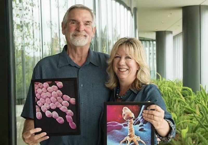 Tom e Steffanie, a mulher que encontrou tratamento alternativo contra superbactéria e salvou o marido - Foto: UC San Diego