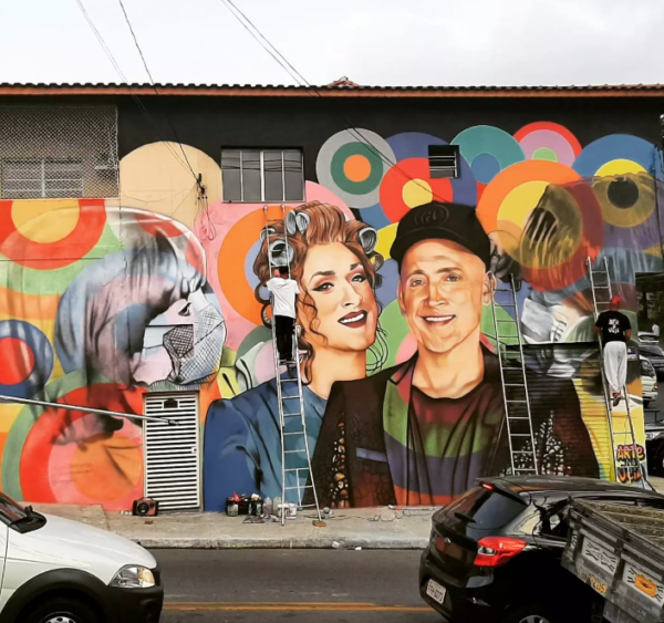 No mural também há homenagens para outros artistas, como Paulo Gustavo - Foto: reprodução Instagram @pedroterrashow