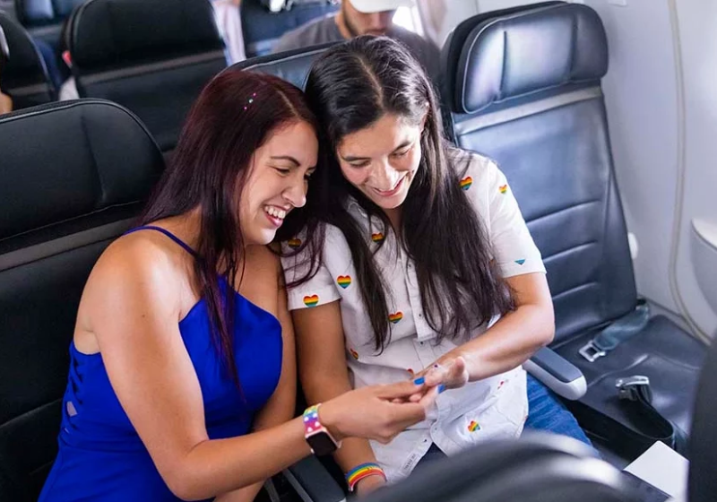 A comissária pediu a noiva em casamento durante um voo que celebrava o orgulho LGBTQIA+ - Foto: Alaska Airlines