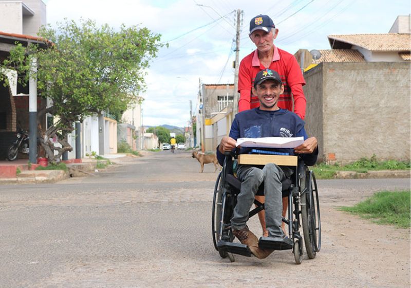 Emocionado, filho fala que pai é suas pernas. Foto: Cidade Verde