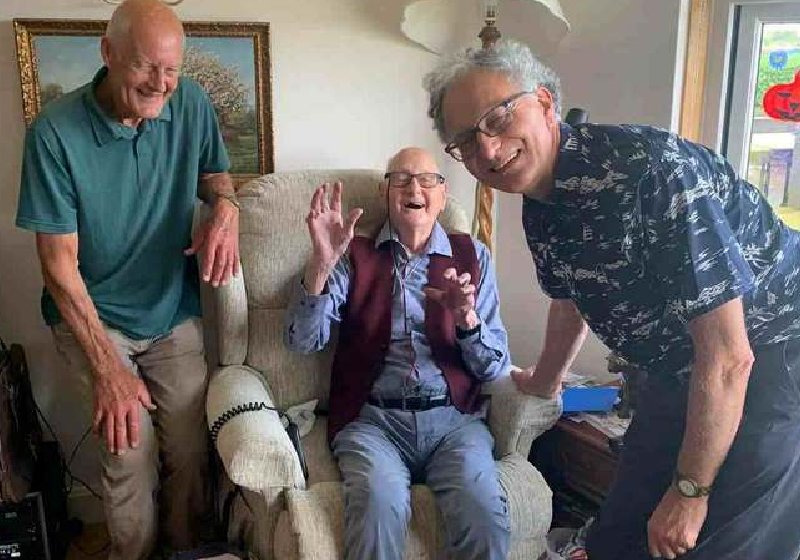 A longevidade do piloto Harry Gamper foi comemorada pelos amigos - Foto: SWNS