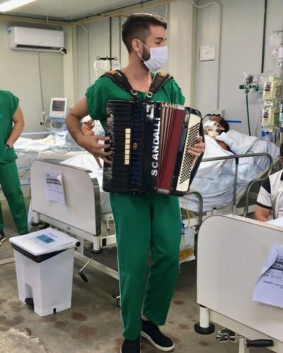 O estudante de medicina anima pacientes internados - Foto: reprodução
