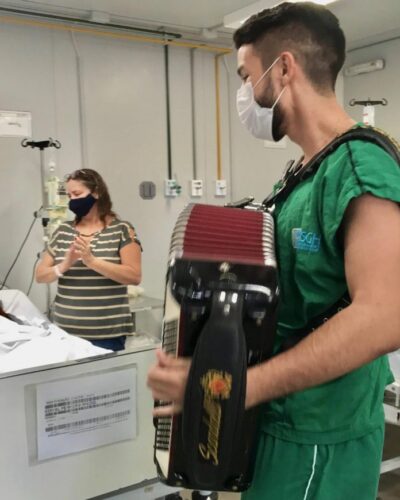 Mickael toca na UPA PIrambu, em Fortaleza - Foto: reprodução