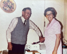 O casal apaixonado comemorou seu aniversário de casamento rubi na casa em 1981. Foto: Ben Lack