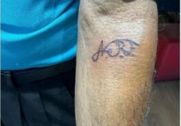 Nilton tatuou a própria assinatura no braço esquerdo. Foto: Arquivo Pessoal
