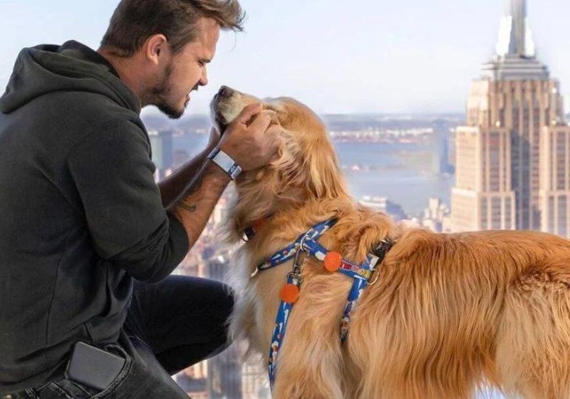 Além de celebrar essa linda amizade entre homem e cão, o filme mostrará as aventuras. de ambos Foto: Redes Sociais