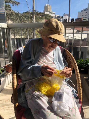 Dona Helena tricota gorros para pacientes - Foto: arquivo pessoal
