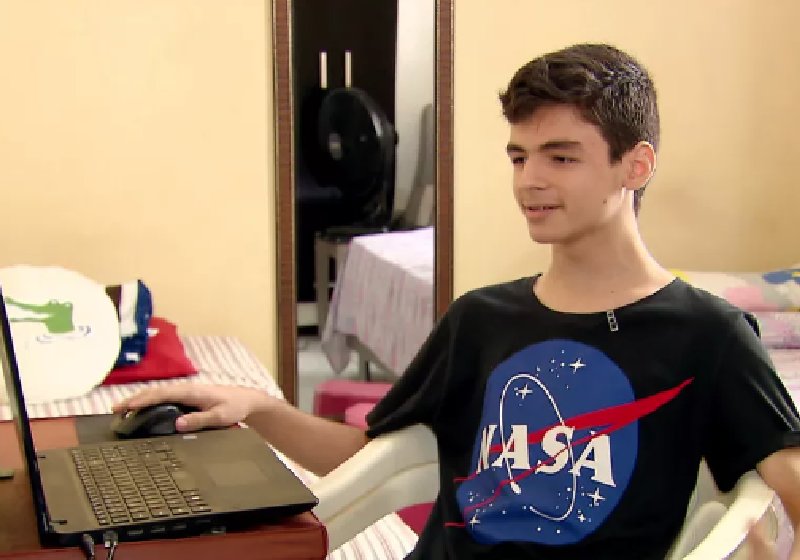 Raul Aires, de 12 anos, é de Carpina, Pernambuco e encontrou o asteroide neste computador de casa - Foto: reprodução / TV Globo