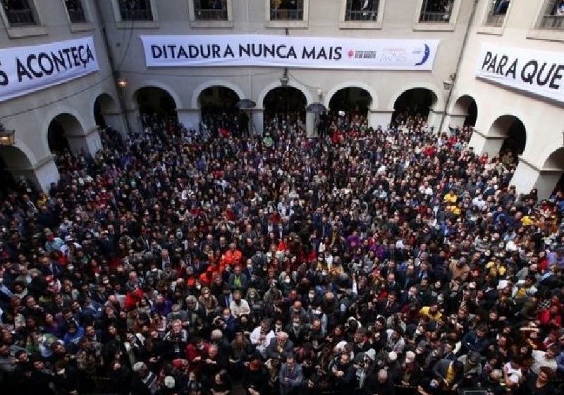 Multidão acompanhou leitura da carta em defesa da democracia, na Faculdade de Direito da Universidade de São Paulo - Foto: REUTERS / Amanda Perobelli