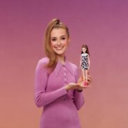 Atriz contou que quando criança, desenhava o aparelho auditivo nas bonecas Barbie. Foto: Divulgação