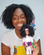 Jozi personaliza as bonecas. Foto: Redes Sociais