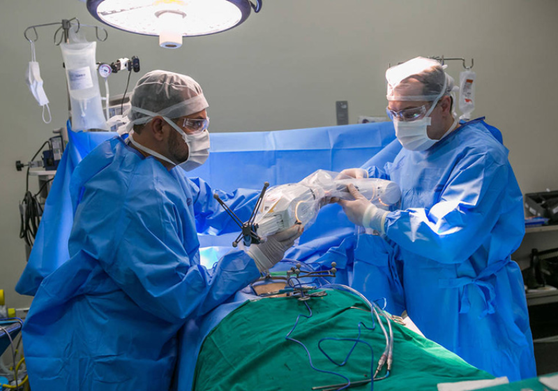 O robô simula um braço humano e fica presente na cirurgia junto com a equipe. O procedimento foi um sucesso - Foto: Leonardo Lenskij/Divulgação 