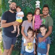 Casal que adotou 5 irmãos para não separá-los se emociona no Dia dos Pais