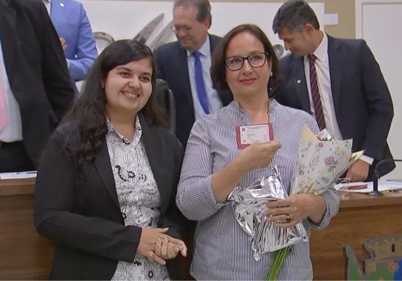 Janete pegou a sua carteirinha da OAB (Ordem dos Advogados do Brasil) ao lado da filha em SP. Foto: Reprodução/vídeo