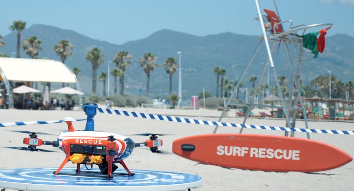 O drone jogou com colete salva-vidas para o rapaz que se afogava na praia - Fotos: General Drones