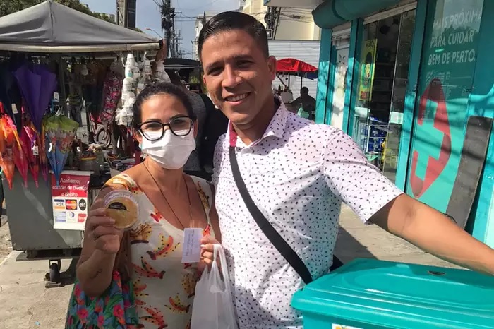 Rangel com uma cliente que adora as empadas dele - Foto: Felipe Morais / O Liberal