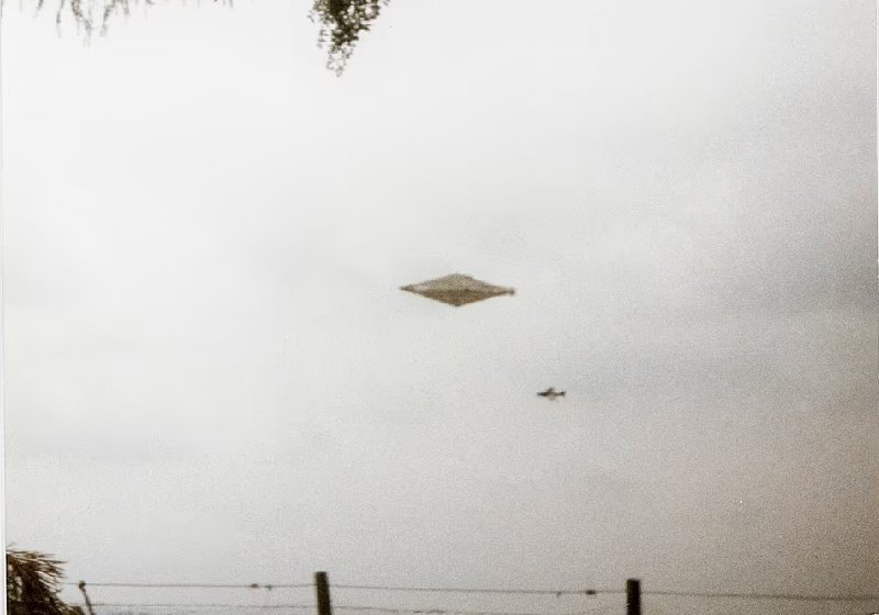 A foto do OVNI foi tirara em 1990 por dois jovens chefs e ficou censurada até agora - Foto: reprodução / Daily Mail