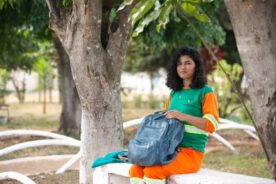 Iza trabalha como gari durante do dia e estuda Psicologia à noite - Foto: Metrópoles