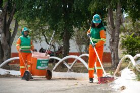 Iza estuda depois de limpar as ruas e ajuda a mãe em casa - Foto: Metrópoles