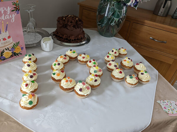 O chef da casa de repouso fez um conjunto de cupcakes para Shaw e os organizou no formato de sua idade. - Foto: reprodução