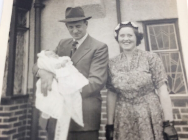 Norah Shaw com seu marido Harry no batizado de sua filha Gill em 1955. - Foto: arquivo pessoal