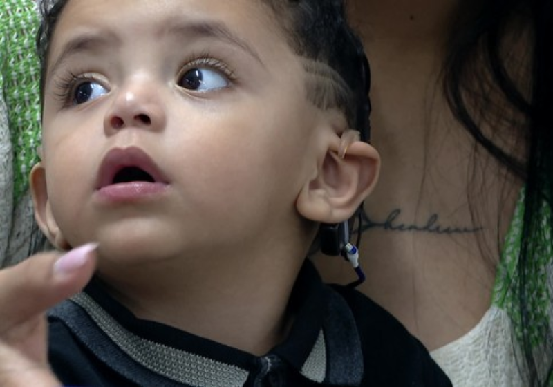 O menino foi diagnosticado com surdez com apenas 1 mês. O implante trouxe esperança para a família - Foto: reprodução