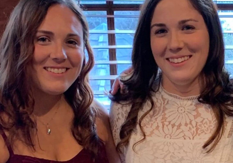 As irmãs Nicole e Lindsay estavam no voo quando a comissária pediu ajuda. - Foto: arquivo pessoal