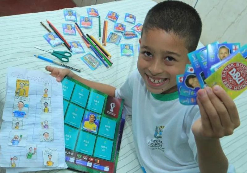 João já recebeu em casa um exemplar oficial do álbum da Copa com direito a muitas figurinhas. Foto: Divulgação