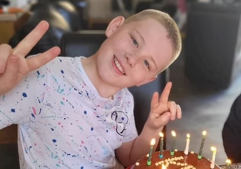 O pequeno gênio com QI altíssimo tem autismo e conseguiu memorizar a tabela periódica aos seis anos - Foto: Eddie Sweeney / SWNS