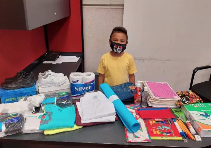 O menino ganhou uniforme, material escolar e outros suprimentos para não abandonar a escola - Foto: arquivo pessoal