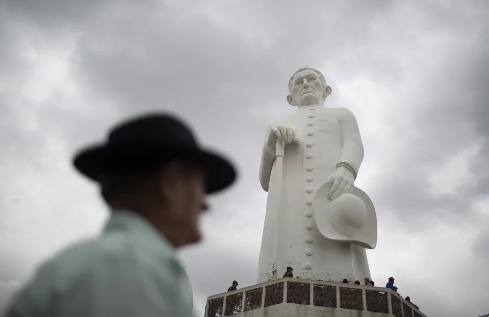 Estátua de Padre Cícero em Juazeiro do Norte, Ceará. - Foto: AP Photo / Leo Correa