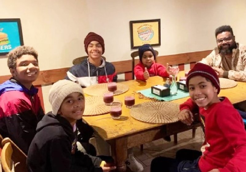 O pai solo Francisco com 5 dos 6 filhos - Foto: arquivo pessoal