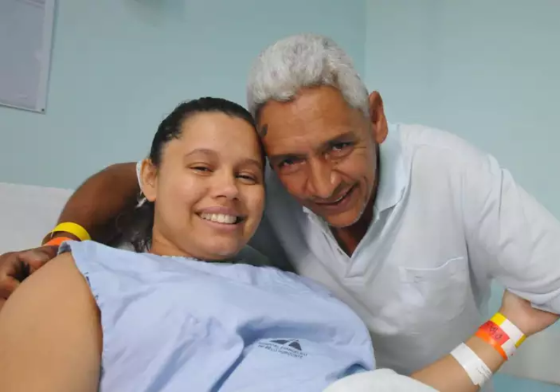 A filha foi presenteada pelo pai, que se tornou doador de rim para ela - Foto: reprodução EM