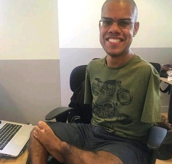 Além de programar, o jovem também ensina outras pessoas - Foto: arquivo pessoal