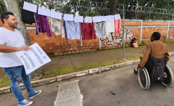 Kaká ajuda pessoas que passam pelo centro de Porto Alegre - Foto: arquivo pessoal