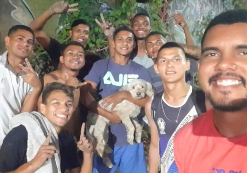 Os rapazes do time de futebol encontraram o cachorro preso no bueiro no caminho para o treino - Foto: Arquivo Pessoal / Mathheus Santos / Oitomeia