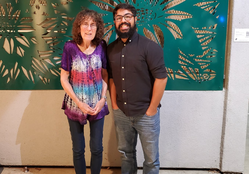 O escritor Jamil Jan Kochai conseguiu reencontrar a professora que o ensinou a ler e escrever em inglês - Foto: reprodução Twitter