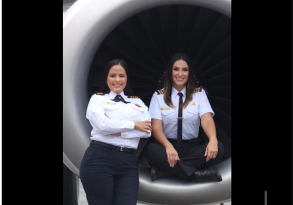 O país também registra o marco de ter duas mulheres no comando de um voo pela primeira vez - Foto: reprodução Twitter
