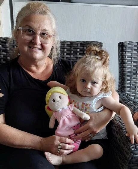 Para que sua netinha se sentisse representada, a avó Toni, 57 anos, produziu uma boneca sem antebraço. Foto: Arquivo Pessoal