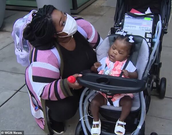 A mãe está apresentando a vida fora do hospital para a filha - Foto: arquivo pessoal