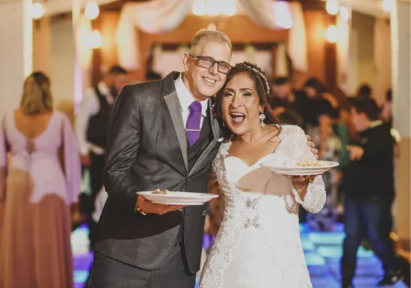 O casal optou por trocar a lista de presentes por doação de ração para cães abandonados - Foto: arquivo pessoal