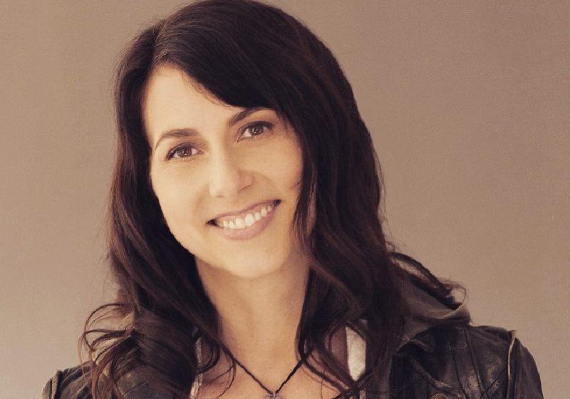 A ex-mulher do biolionário Jeff Bezos, Mackenzie Scott, doou para a caridade duas mansões que tem em Beverly Hills - Foto: Elena Seibert