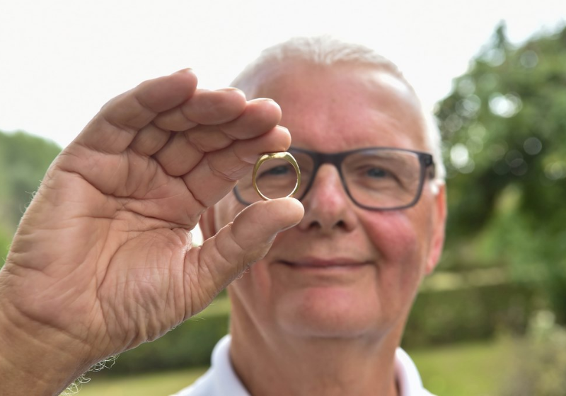 Dave perdeu o anel em 1968 enquanto colhia morangos. A joia foi reencontrada agora, 54 anos depois - Foto: SWNS