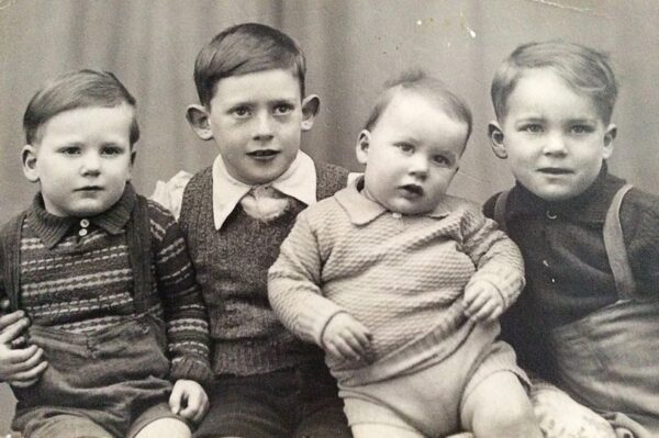 Ted guardou a única foto tirada com os quatro irmãos - Foto: arquivo pessoal