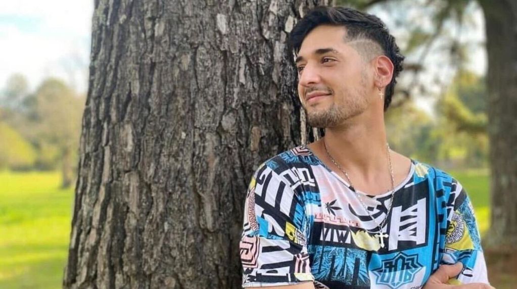 A família estava numa moto e deixou cair o dinheiro, que foi devolvido por Matías - Foto: reprodução / LaVoz