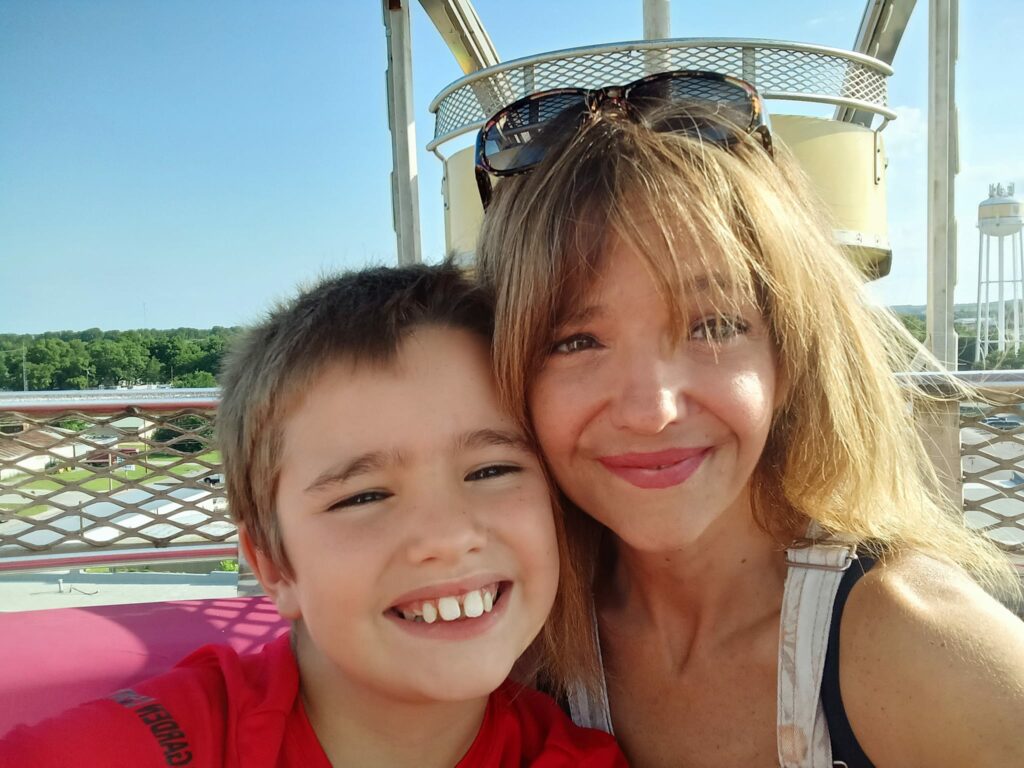 Gavin e a mãe Lori, que tem epilepsia - Foto: reprodução / Facebook