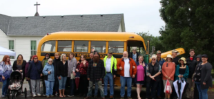 O reencontro na Igreja Batista de Stafford para receber seu antigo ônibus. Foto: Collect/PA Real Life