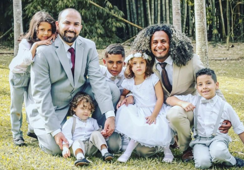 O casal Jhonatan e Daniel adotou 5 irmãos e dão exemplo sobre como lidam com o preconceito - Foto: arquivo pessoal